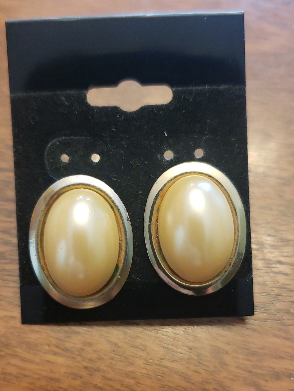 Classic Cream Oval Faux-pearl Earrings with Gold Frame